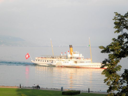 Boat arriving to Le Debarcadere