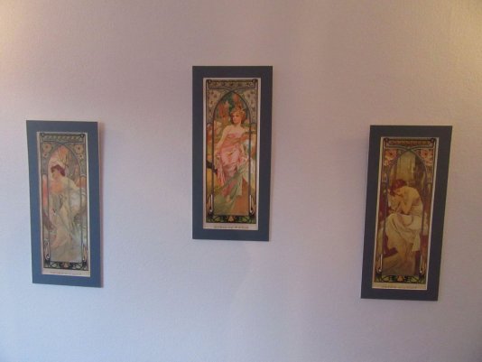 détail d'une chambre à coucher, le peintre Mucha