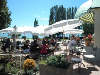Happy hours sur la terrasse face au lac